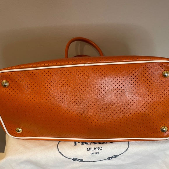 Fabulous, Fun Authentic Prada Saffiano Fori in Papaya+Bianco - Picture 4 of 12